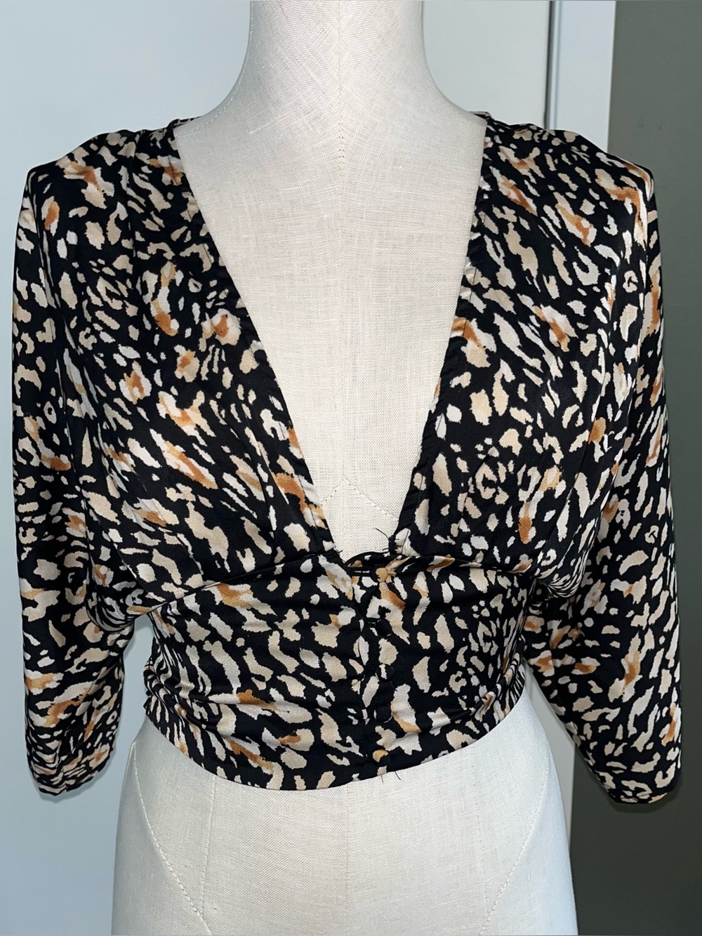 Forever 21 Women’s Leopard Animal Print V-Neck Smocked Cropped Blouse S